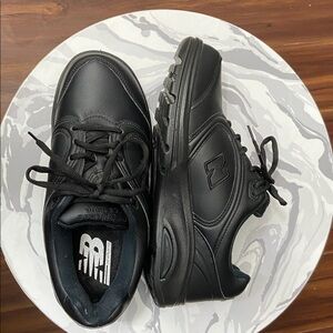 New Balance 812 Leather Walking Shoes
WW812BK
USA
Women’s Size 8.5 WIDE 
Black